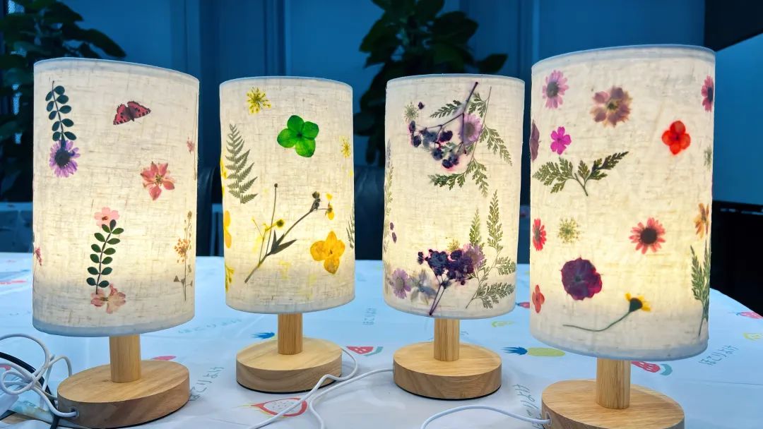 英唐集團(tuán)開展 花燈藝語 點亮美好 壓花臺燈制作活動